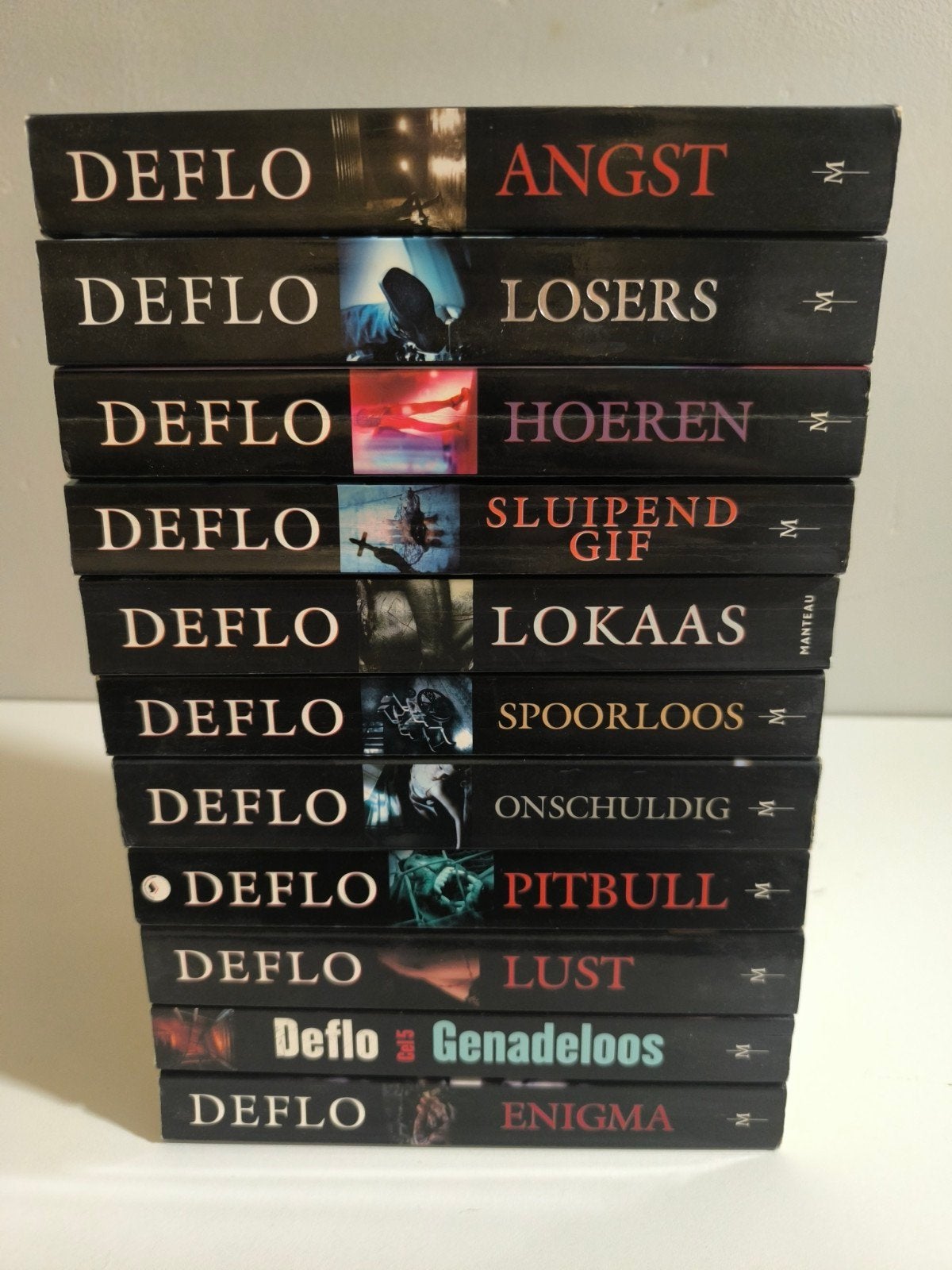 Deflo Boekenpakket - 10 Spannende Thrillers, Ophalen of Verzenden, Zo goed als nieuw, Deflo