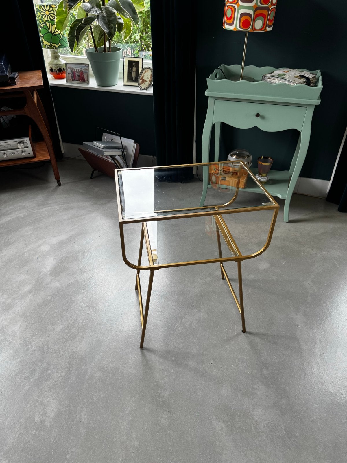 Gouden bijzettafel met glazen bladen, Huis en Inrichting, Tafels | Bijzettafels, Gebruikt, Rechthoekig, 45 tot 60 cm, Minder dan 55 cm