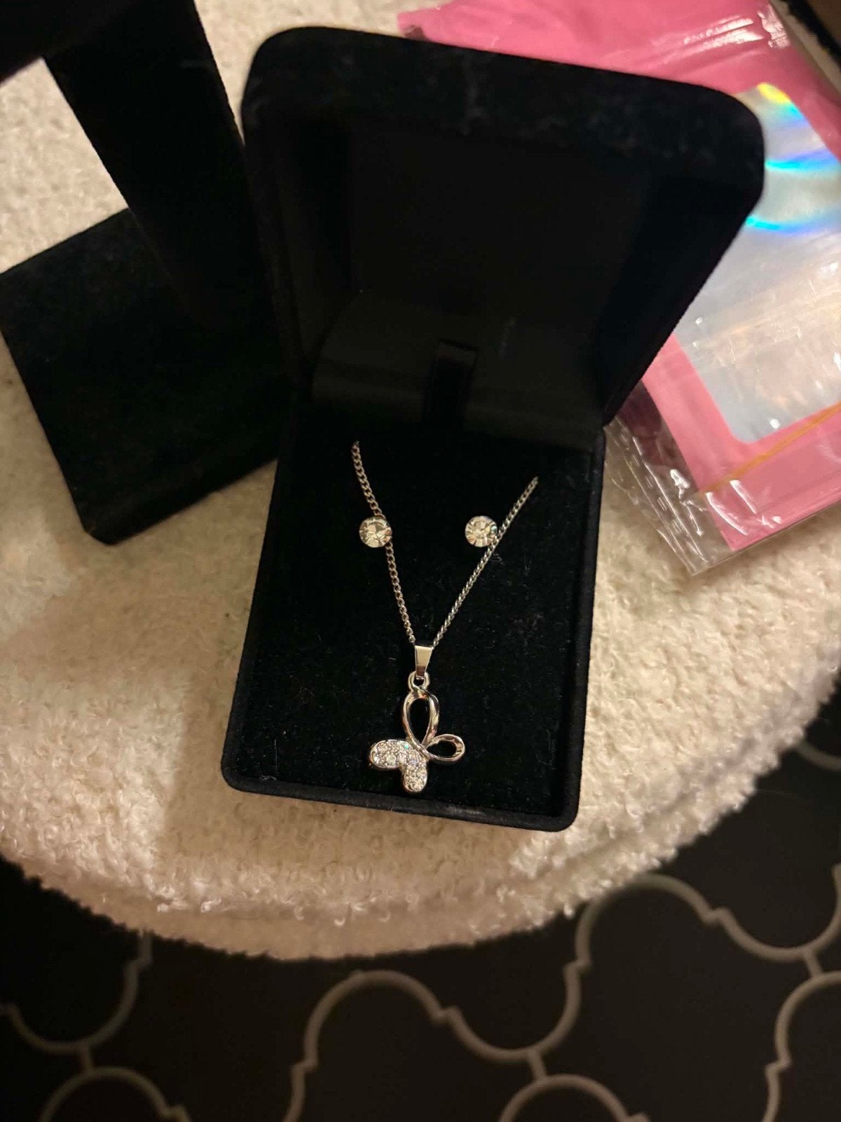 Ketting setje met vlinder hanger en oorbellen, Ophalen, Overige materialen, Met strass, Nieuw