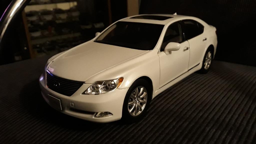 Dealer Norev 1/18 Lexus LS460 wit, Hobby en Vrije tijd, Modelauto's | 1:18, Ophalen of Verzenden, Zo goed als nieuw, Auto, Norev