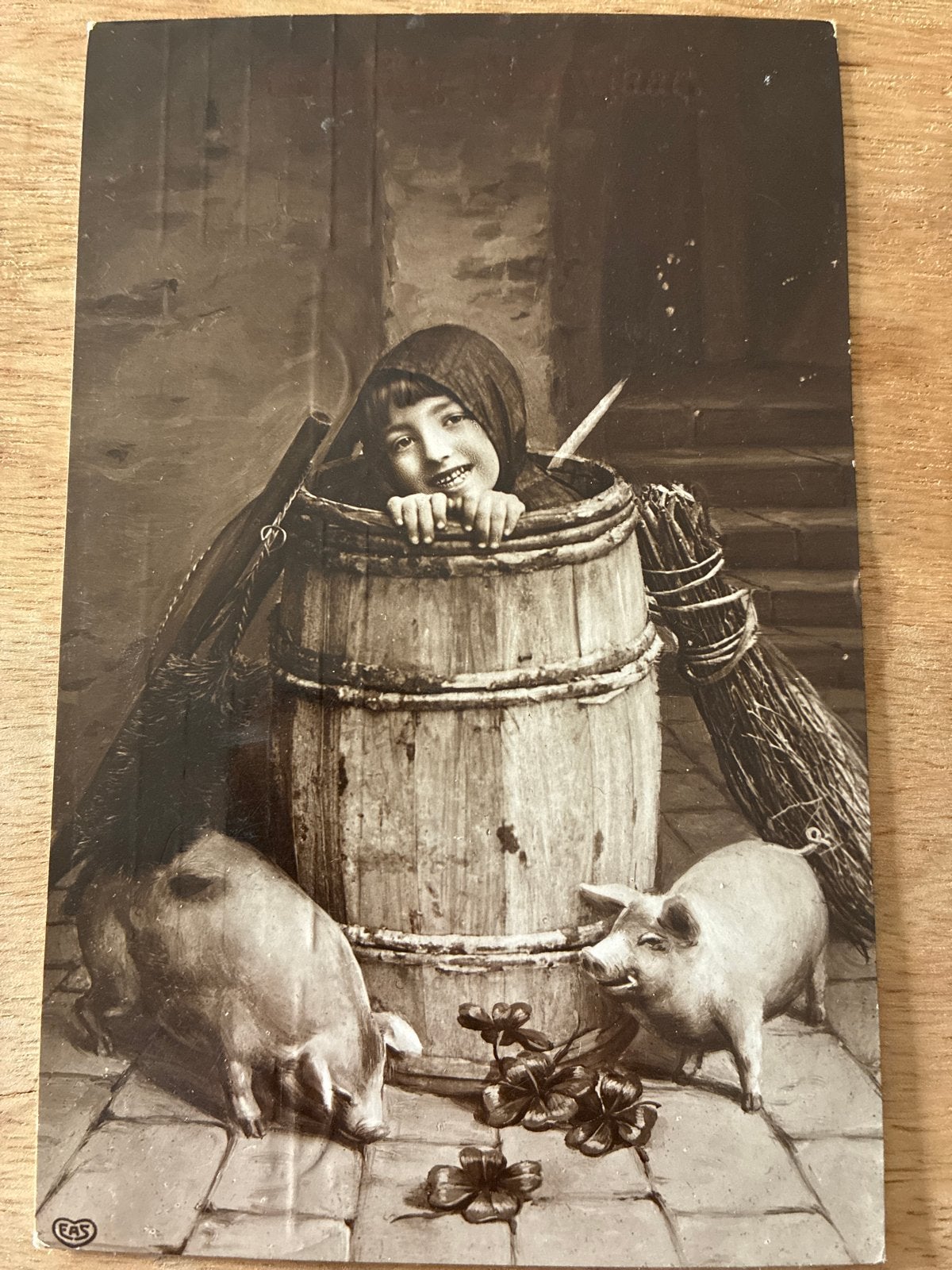 Oude  ansichtkaart : Kind in ton met varkens 1909, Ophalen of Verzenden, Voor 1920, Gelopen