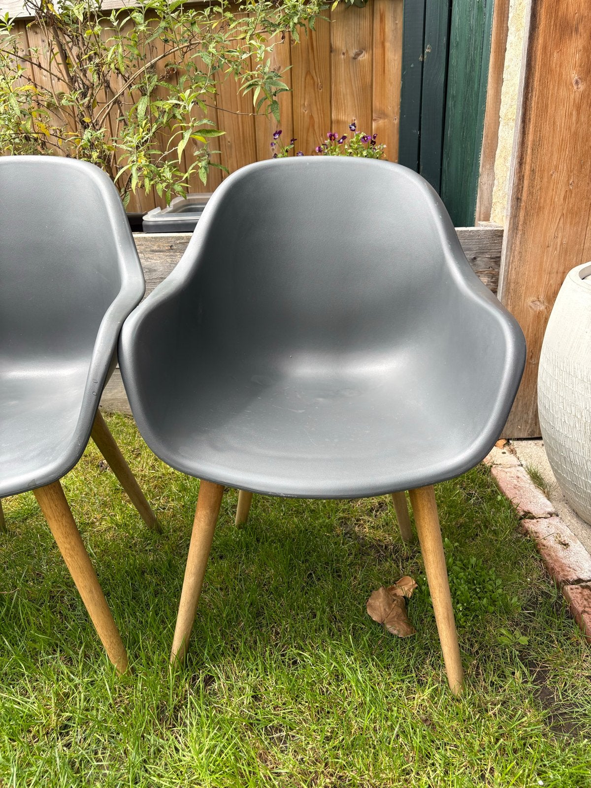 Set van 3 grijze kuipstoelen met houten poten, Ophalen, Gebruikt, Hout