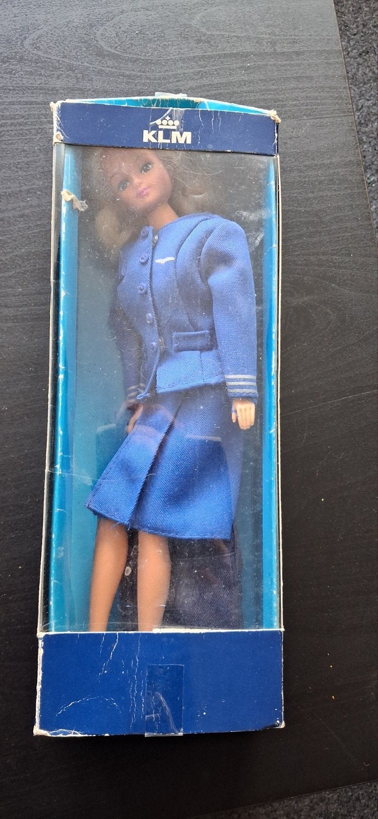 Vintage Barbie KLM stewardess pop met koffer in doos, Verzamelen, Poppen, Ophalen of Verzenden, Gebruikt, Fashion Doll