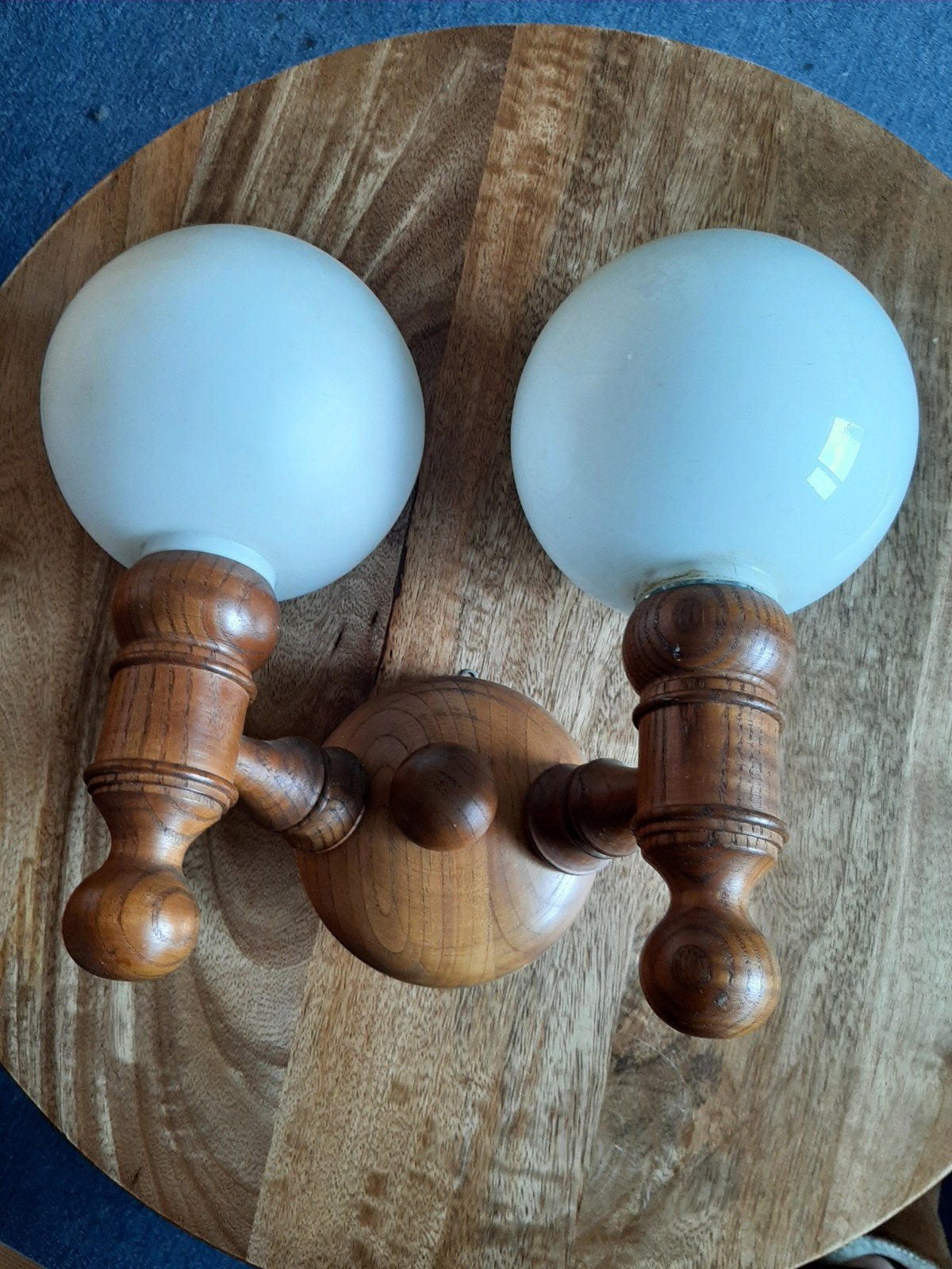 Vintage houten wandlamp met twee glazen bollen, Antiek en Kunst, Ophalen