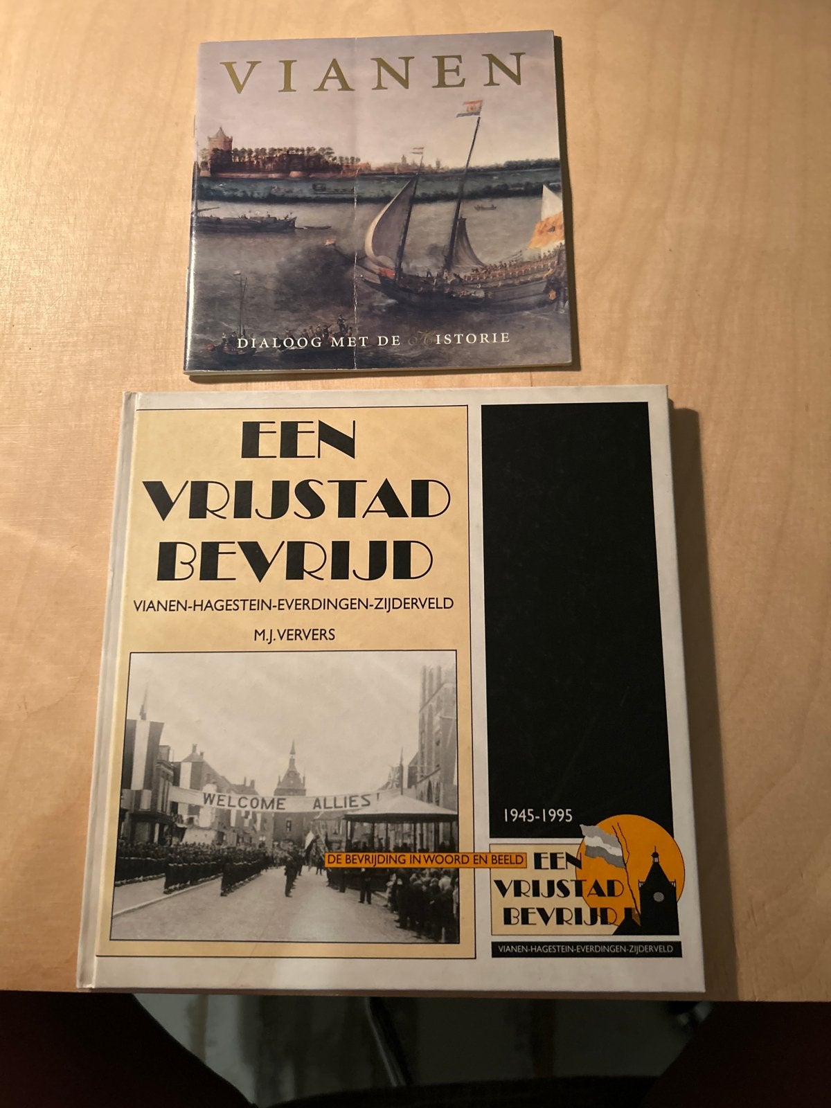 Boeken over Vianen: 'Vrijstad Bevrijd' & 'Dialoog met de His, Ophalen of Verzenden, 20e eeuw of later, Zo goed als nieuw