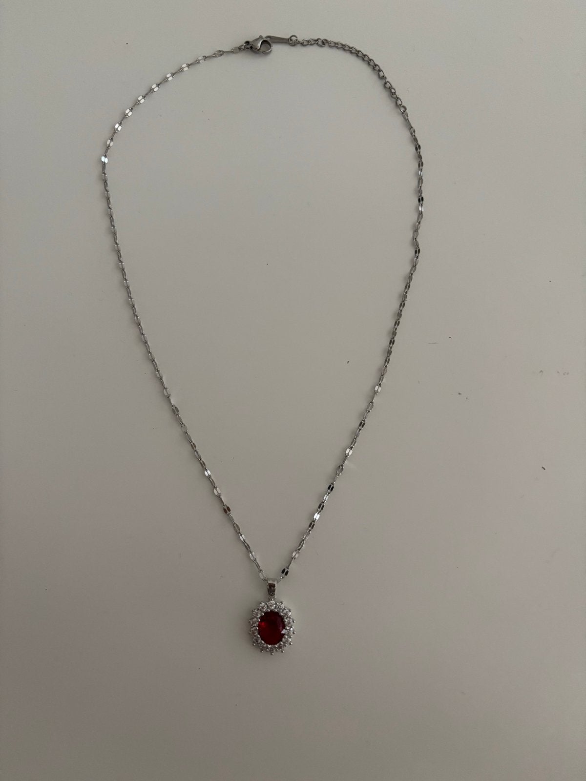 Zilverkleurige ketting met rode edelsteen en kristallen, Sieraden, Tassen en Uiterlijk, Kettingen, Ophalen of Verzenden, Zo goed als nieuw