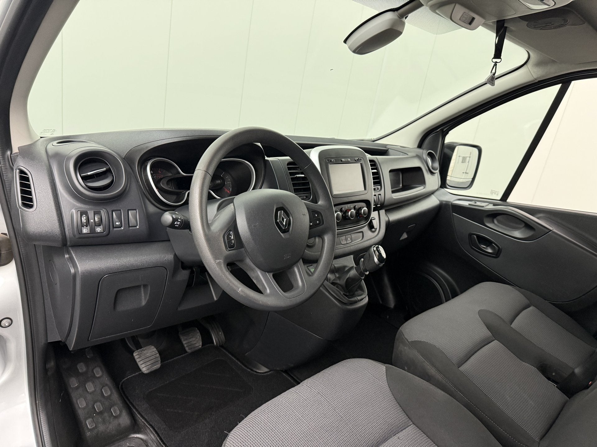 Renault Trafic 1.6DCi Edition Imperiaal | Trekhaak | Navigat, Voorwielaandrijving, Stof, Gebruikt, Renault