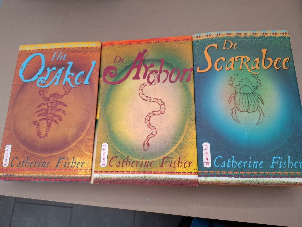 Catherine Fisher - Het orakel, De archon & De scarabee, Ophalen of Verzenden, Zo goed als nieuw, Catherine Fisher