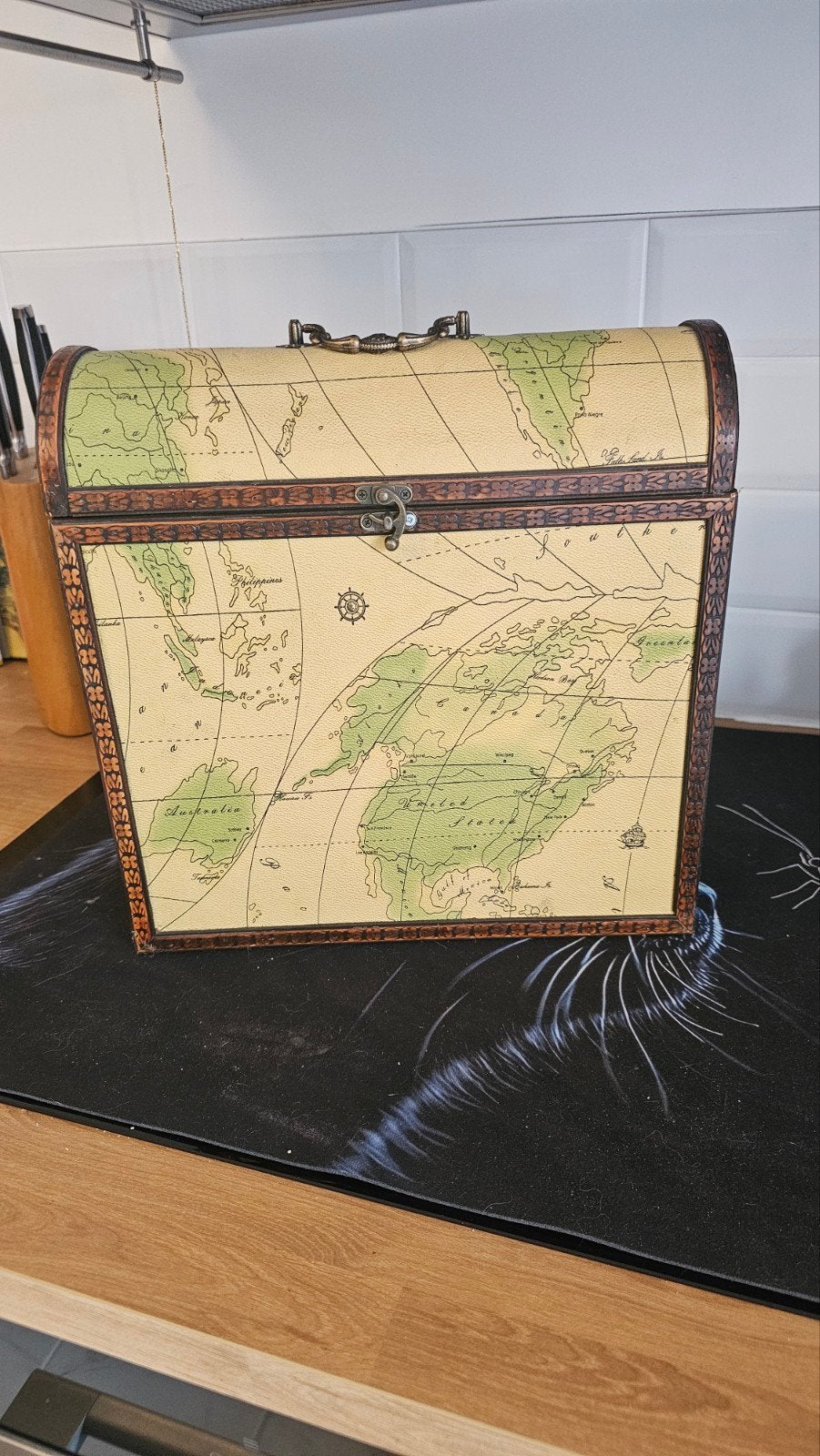 Decoratieve flessenkist met wereldkaart print, Huis en Inrichting, Woonaccessoires | Kisten, Ophalen, 50 tot 100 cm, Minder dan 50 cm