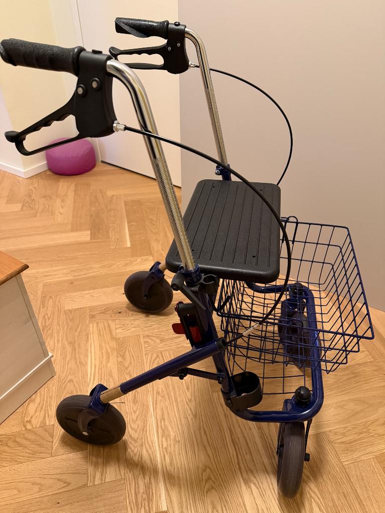 Rollator Quatro incl looprem en stokkenbak, Ophalen, Opvouwbaar, Zo goed als nieuw