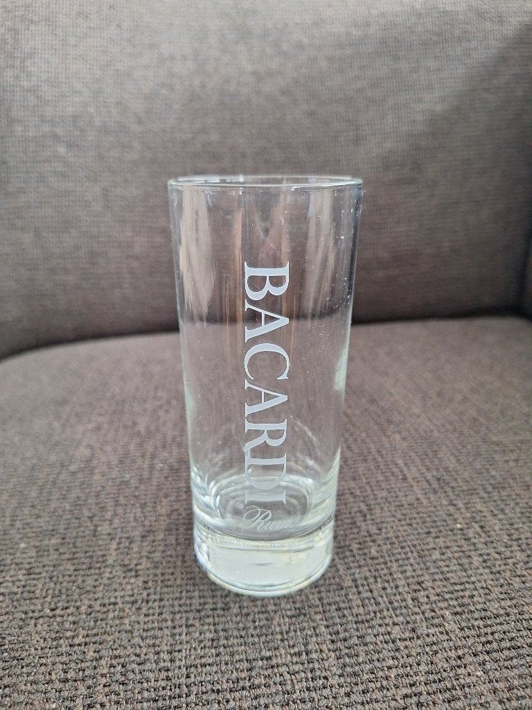 BACARDI long drink glas, gegraveerde logo, 14 cm hoog, Ophalen of Verzenden, Zo goed als nieuw, Borrel- of Shotglas