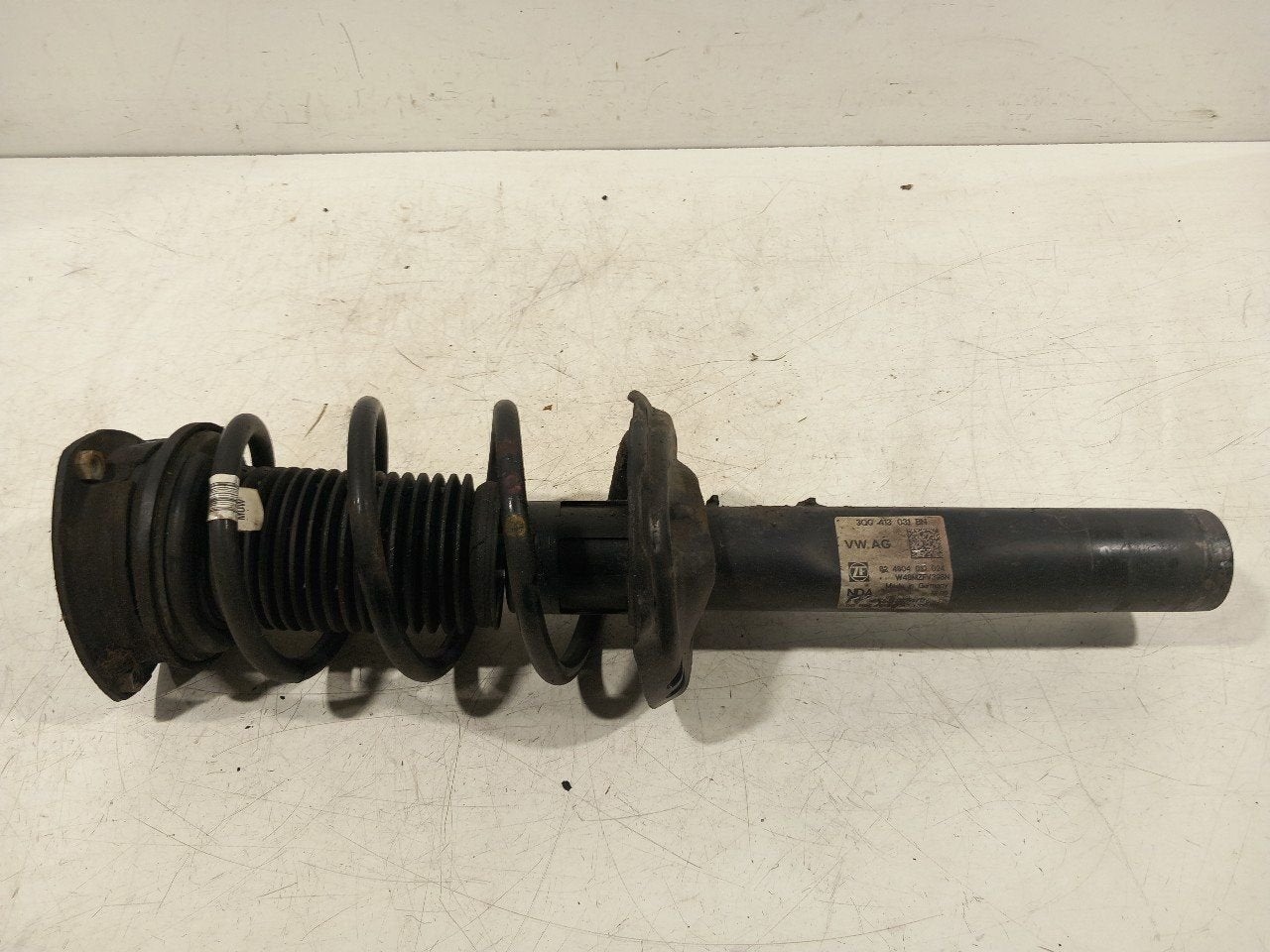 Veerpoot links voor Volkswagen Passat, Auto-onderdelen, Onderdelen@venauto.nl, Van der Ven Autorecycling B.V., Gebruikt, Ettenseweg 76, 4706 PB Roosendaal, The Netherlands