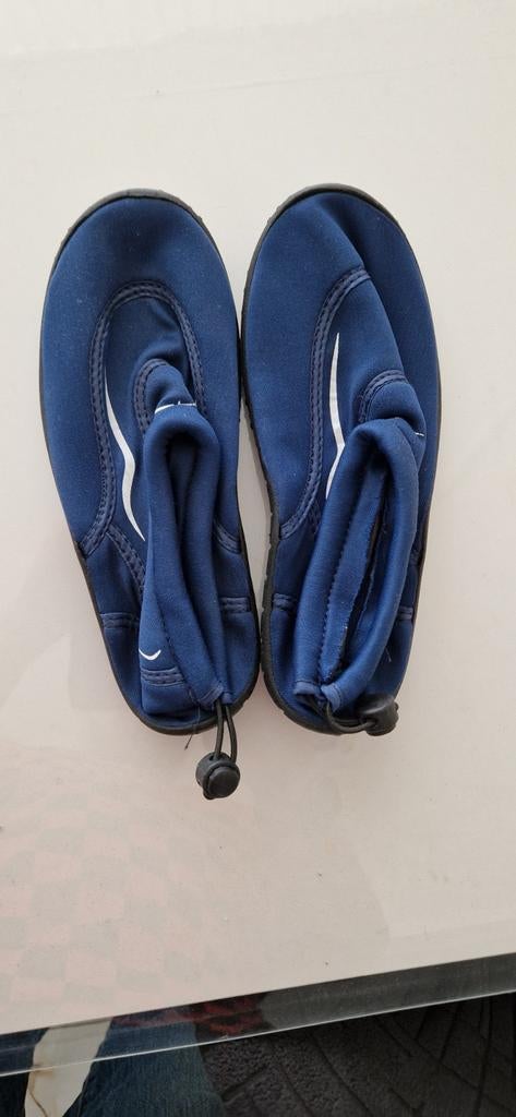 Blauwe waterschoenen maat 33 - Ideaal voor wateractiviteiten, Ophalen, Zo goed als nieuw, Kind, Zeil- of Surfschoenen