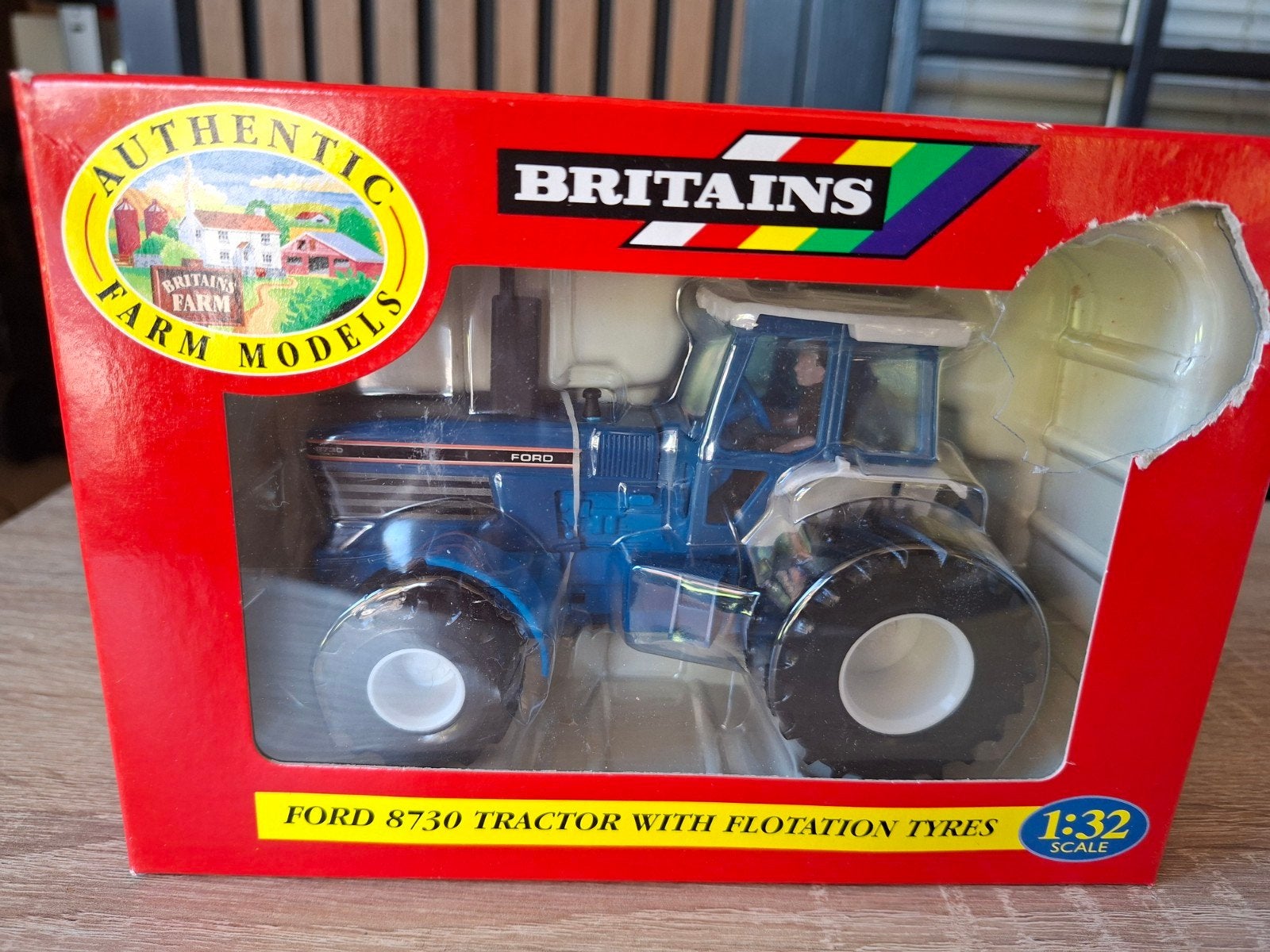 Britains Ford 8730 Tractor met brede banden, Hobby en Vrije tijd, Modelauto's | 1:32, Ophalen of Verzenden, Nieuw