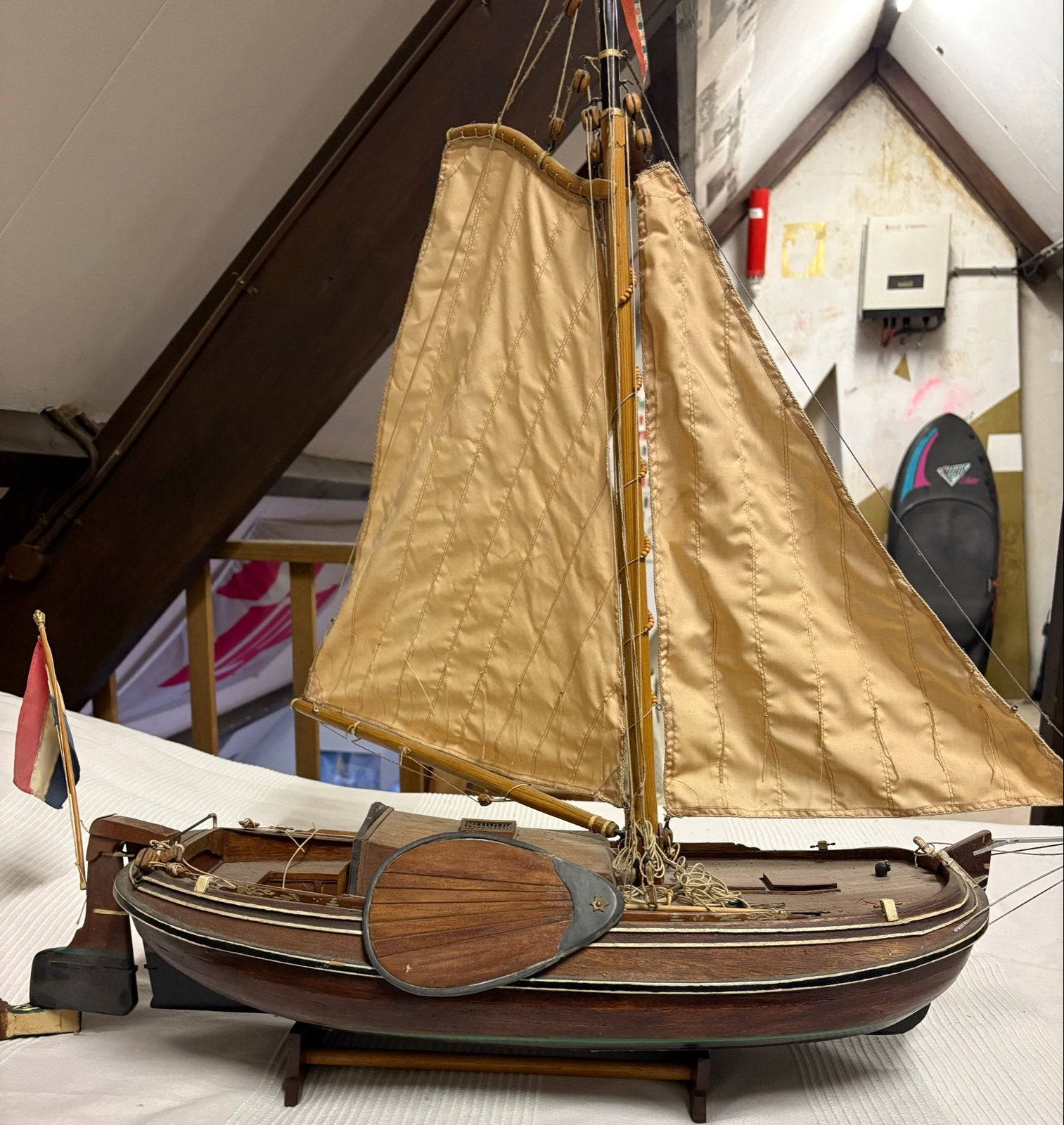 Prachtig houten scheepsmodel met zeilen en Nederlandse vlag, Ophalen of Verzenden, Zo goed als nieuw, Groter dan 1:32, Overige merken