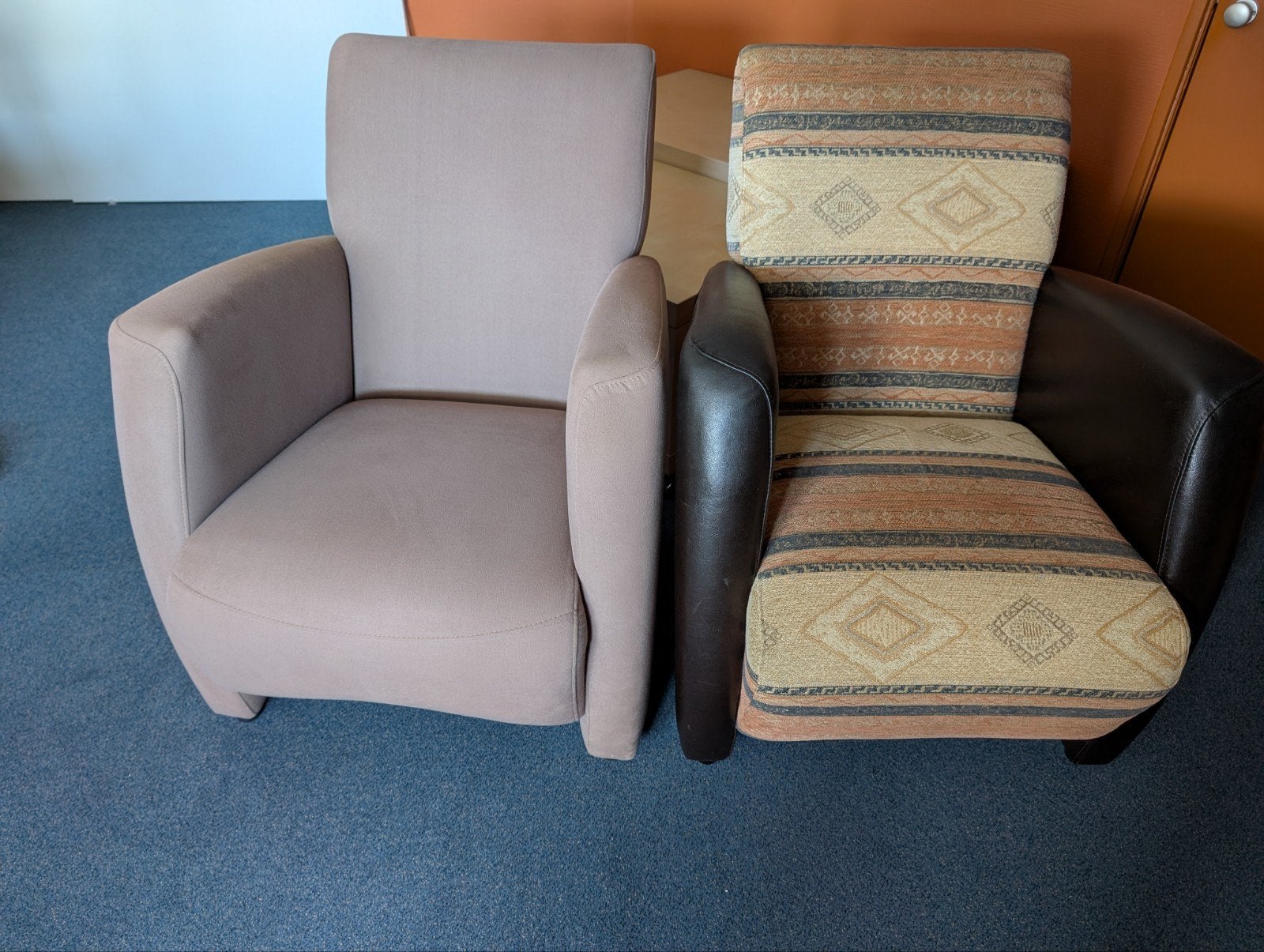 Twee stoelen: één beige stof, één bruin leer/stof, Huis en Inrichting, Ophalen, Zo goed als nieuw, Leer