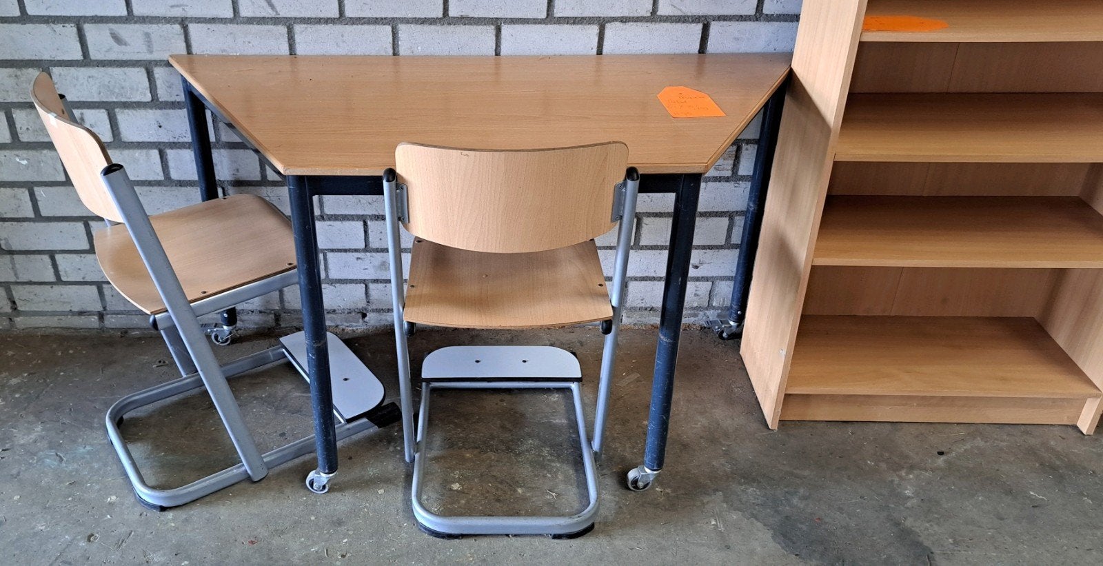2x Hoge School Kinderdagverblijf Stoel met Voetsteun, Huis en Inrichting, Stoelen, Gebruikt, Twee, Bruin, Ophalen