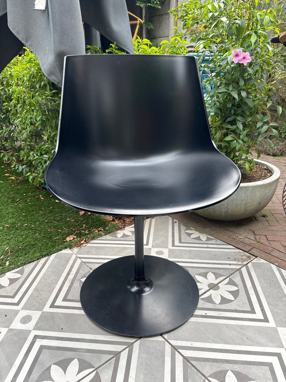 Zwarte design stoel met draaivoet, Ophalen, Kunststof, Gebruikt, Zwart