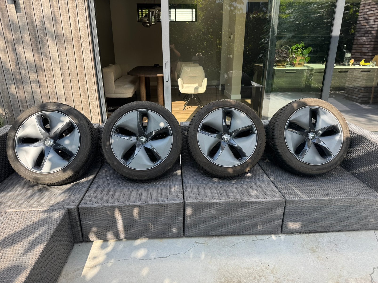 Tesla model 3 Aero winterset 235 45 R18, Ophalen, 18 inch, Gebruikt, Banden en Velgen