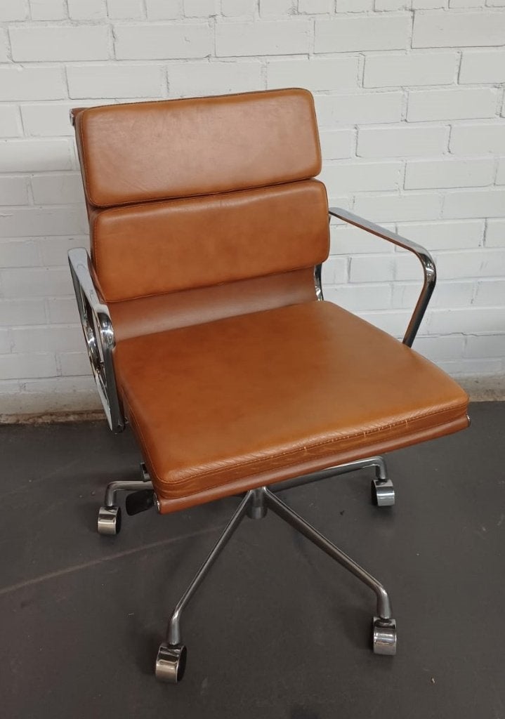 Design bureaustoel - Eames stijl, Huis en Inrichting, Ophalen, Zo goed als nieuw, Bruin, Bureaustoel