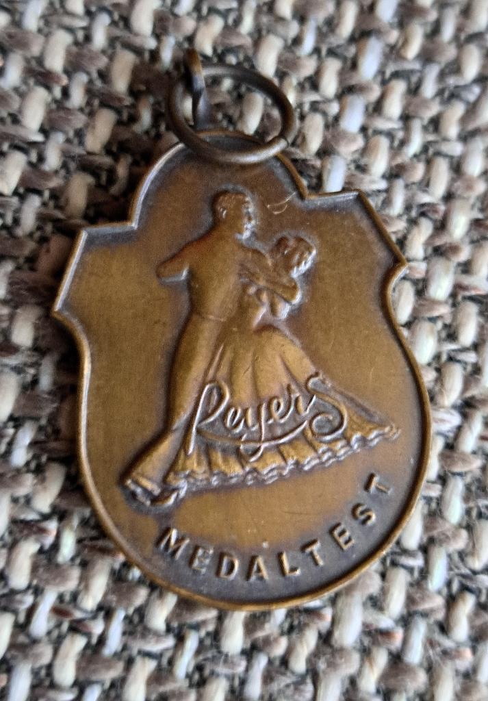 Medaillon voor MEDALTEST afdansen   (zo goed als nieuw), Ophalen of Verzenden, Overige materialen