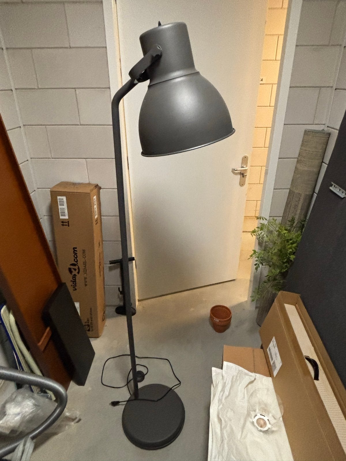 Grote grijze vloerlamp met verstelbare kap, Ophalen, Gebruikt, E27 (groot), Metaal