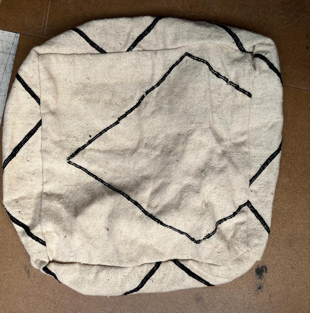 Nieuwe Marokkaanse berber wollen kelim, vloerkussen poef, Nieuw, Ophalen of Verzenden, 50 tot 75 cm, Vierkant