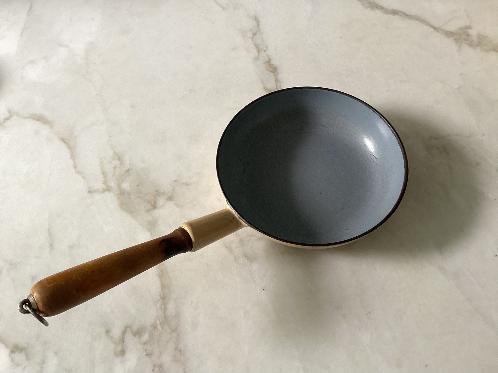 Klein gietijzer pannetje 18 cm merk FE €9,50, Ophalen, Gietijzer