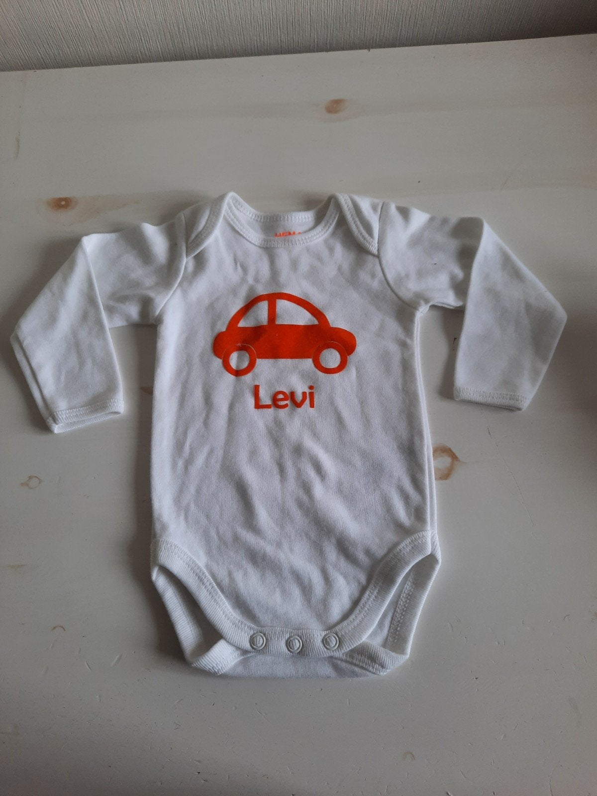 Hema romper maat 50/56 met auto en naam Levi, Kinderen en Baby's, Babykleding | Maat 62, Nacht- of Onderkleding, Nieuw, Ophalen of Verzenden