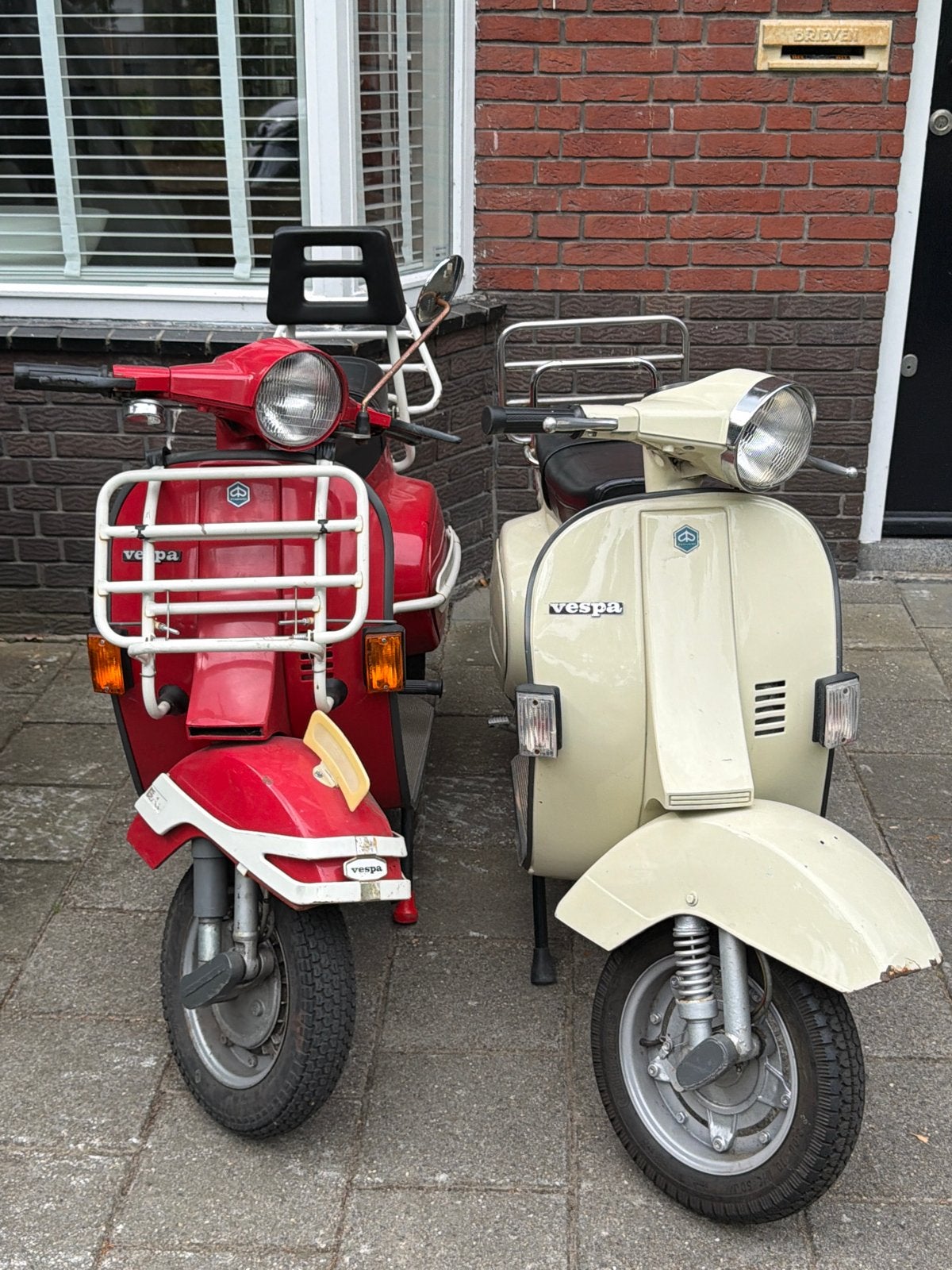 Twee Vespa scooters: Rood (automaat) en Wit (schakel), Fietsen en Brommers, Scooters | Vespa, Ophalen, Gebruikt, Benzine, Overige modellen