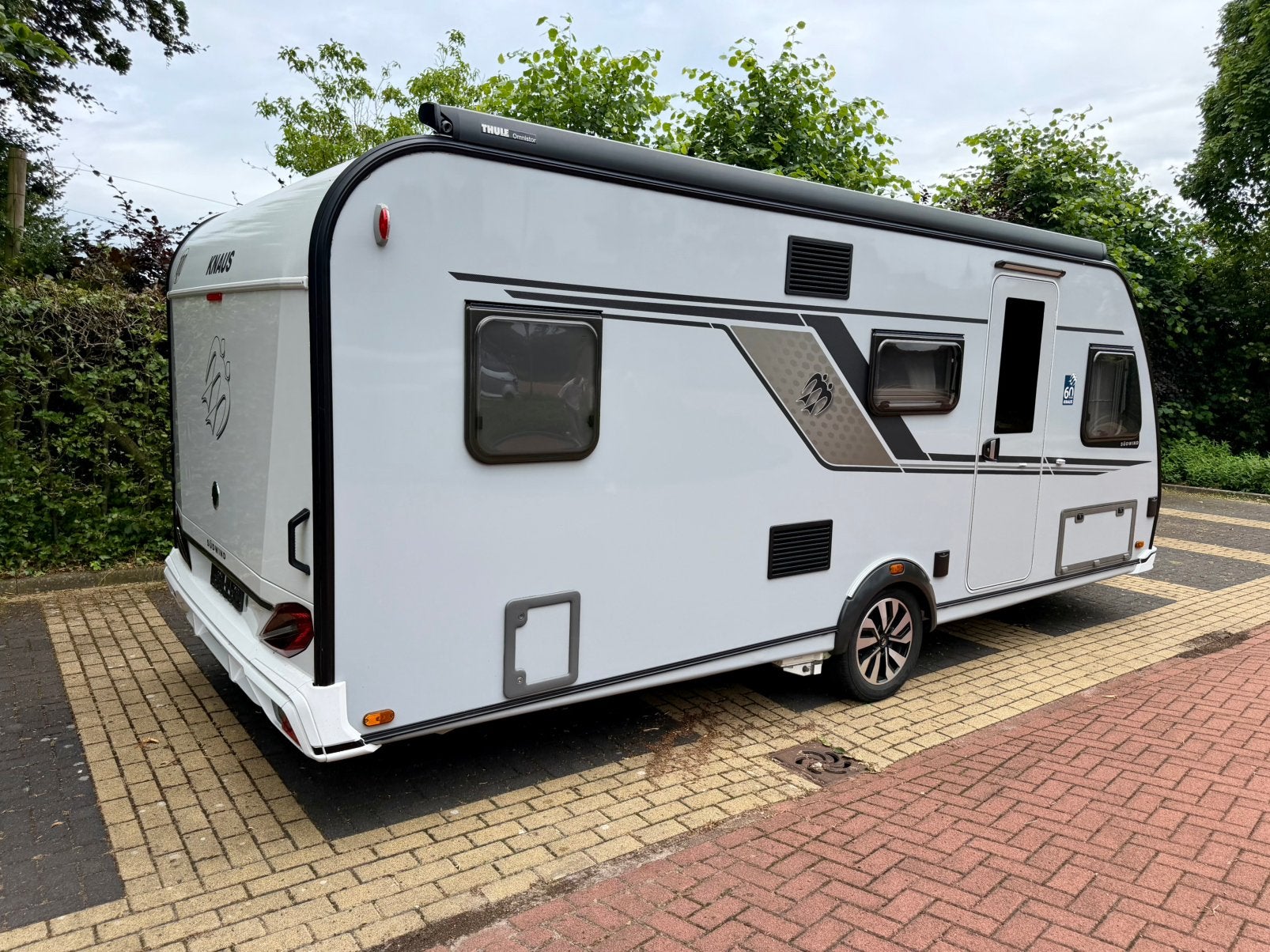 Knaus Sudwind 580 QS 60-Years | Stapelbed, Mover, Luifel,ATC, Caravans en Kamperen, Omvormbare zithoek, Bedrijf, Treinzit, Schokbreker