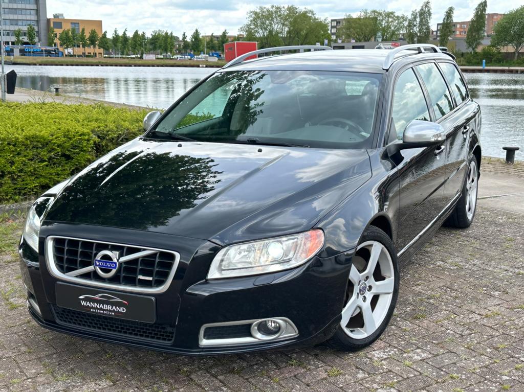 Volvo V70 2.0 T AUT R-Design | Camera | Trekhaak | Navi, 1800 kg, Zwart, 4 cilinders, Zwart