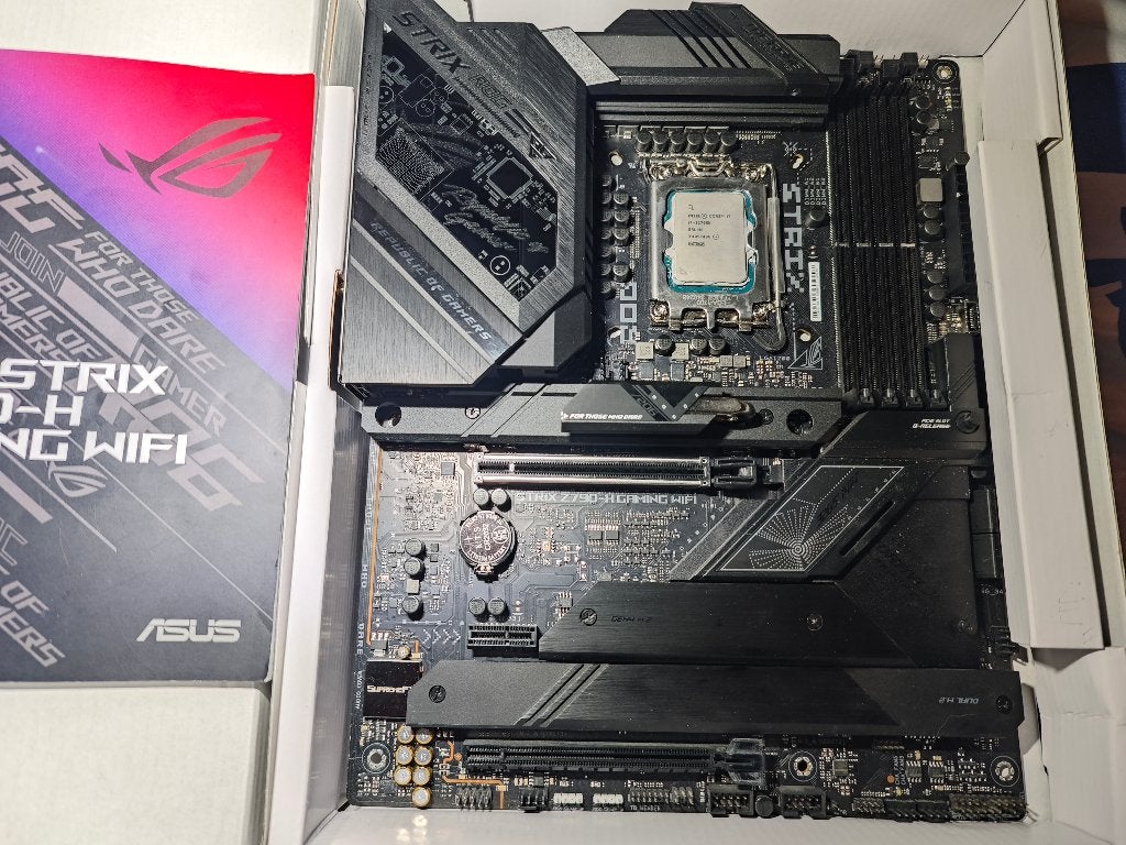ASUS ROG Strix Z790-H Gaming WiFi (prijs ex prossesor), LGA 1700, Ophalen of Verzenden, Zo goed als nieuw, ATX