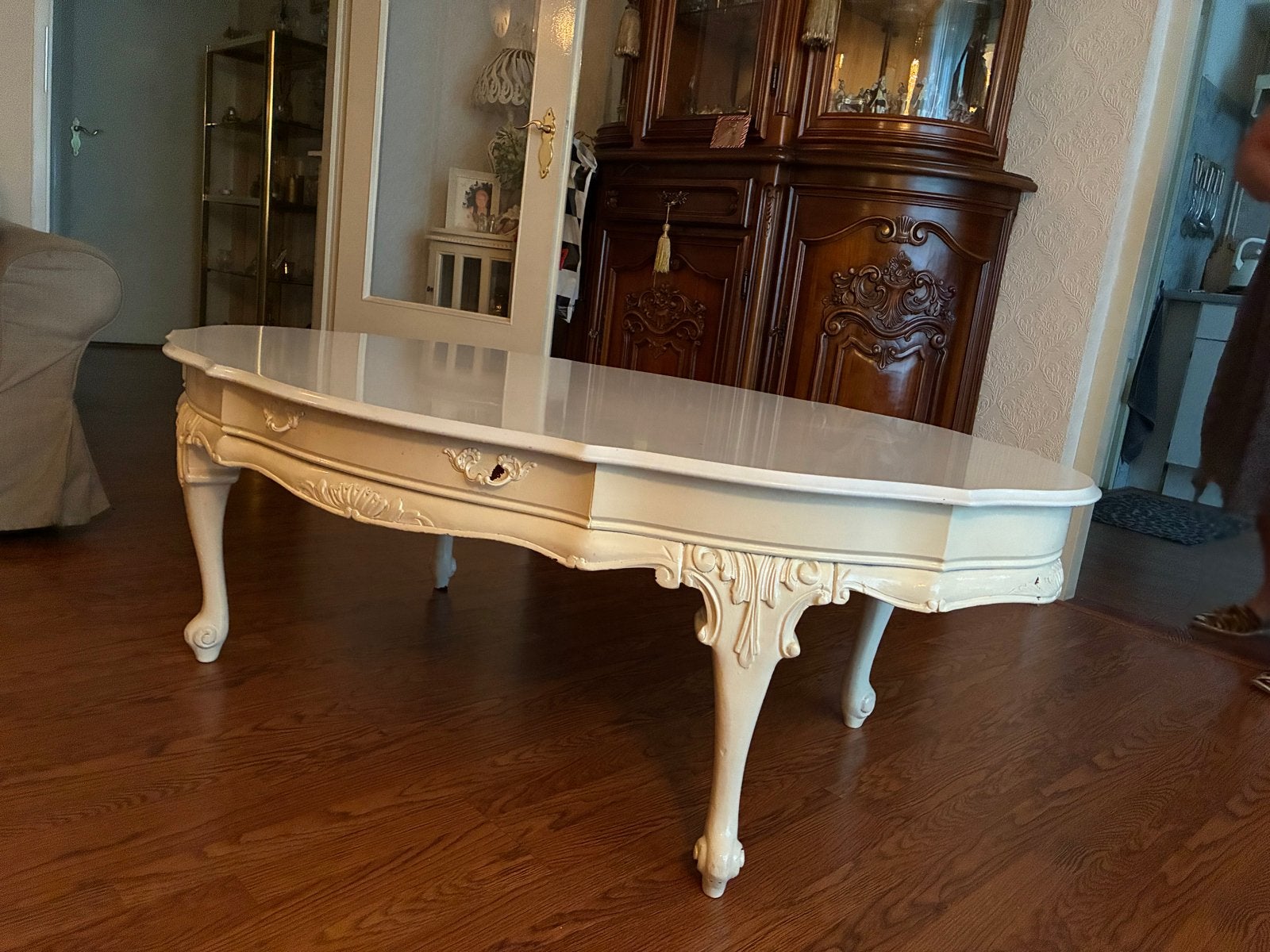 Elegante Crèmekleurige Salontafel met Sierlijke Details, Ophalen