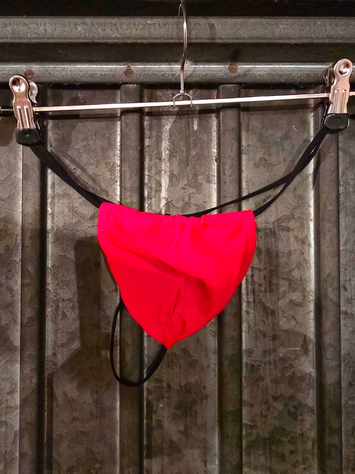 Felroze string, Verzenden, Slip