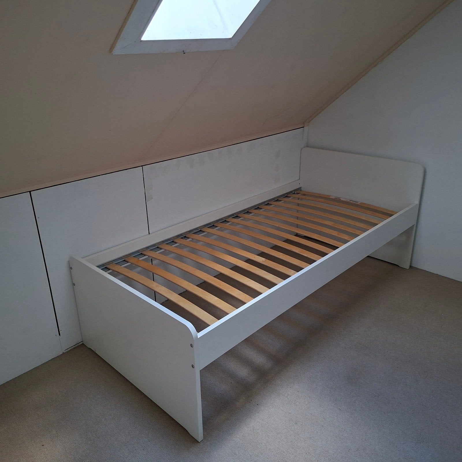 Wit eenpersoonsbed met lattenbodem, Huis en Inrichting, Slaapkamer | Bedden, Gebruikt, 90 cm, Eenpersoons, Wit