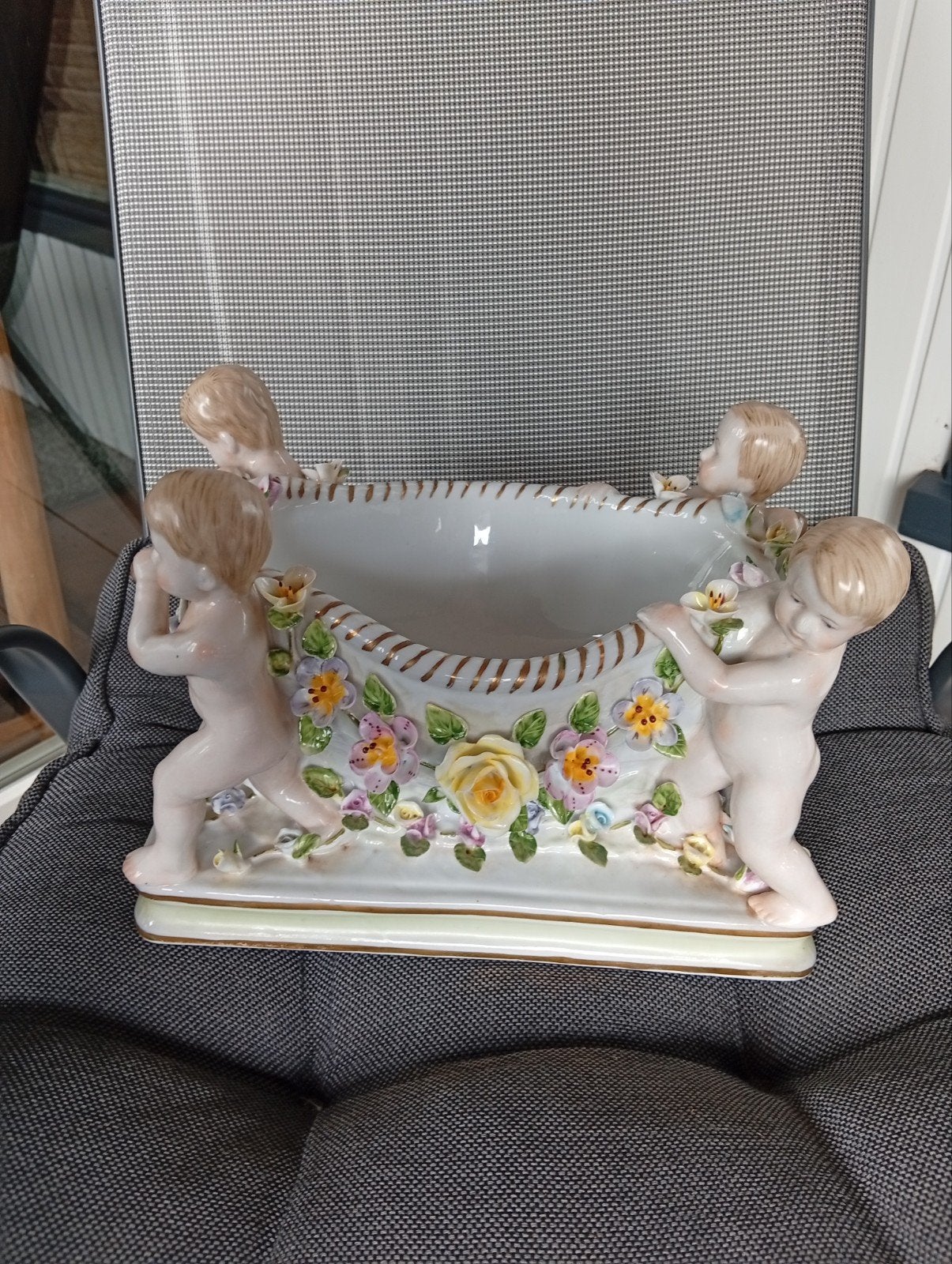 Antieke Porseleinen Bloempot met Engeltjes en Bloemen, Ophalen of Verzenden