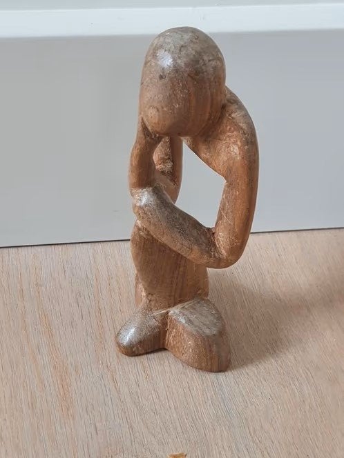 beeldje houtsnijwerk abstract persoon in denkhouding, Ophalen