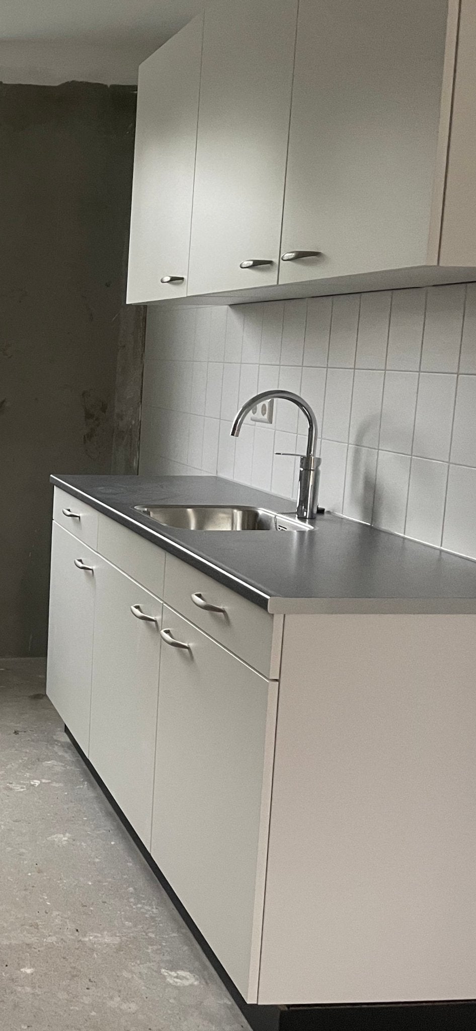 Moderne witte keuken met spoelbak en kraan, Wit, Nieuw, Enkelwandige keuken, Ophalen of Verzenden