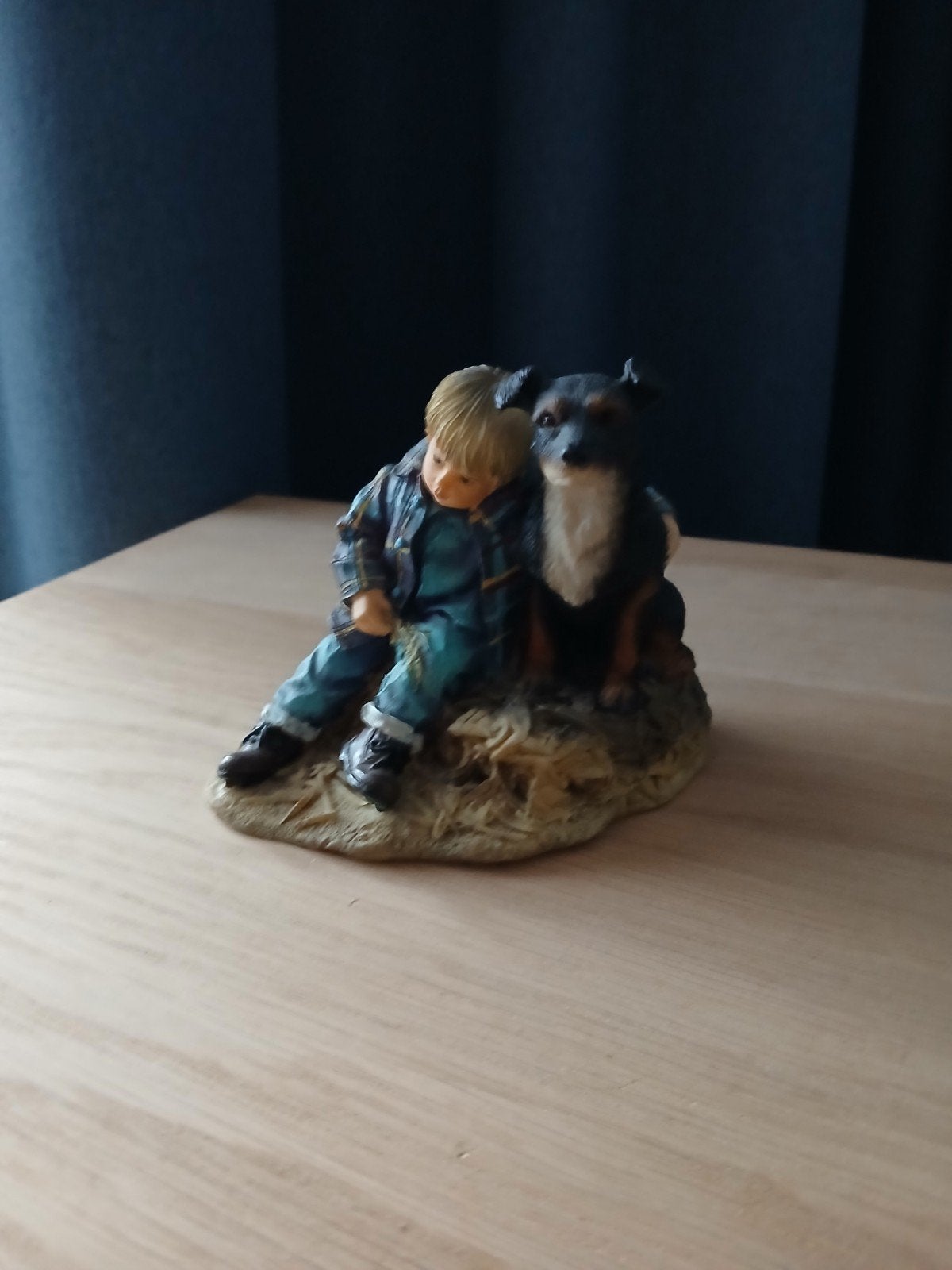 Beeldje Jongen met Hond - The Leonardo Collection, Verzamelen, Ophalen of Verzenden, Zo goed als nieuw, Mens