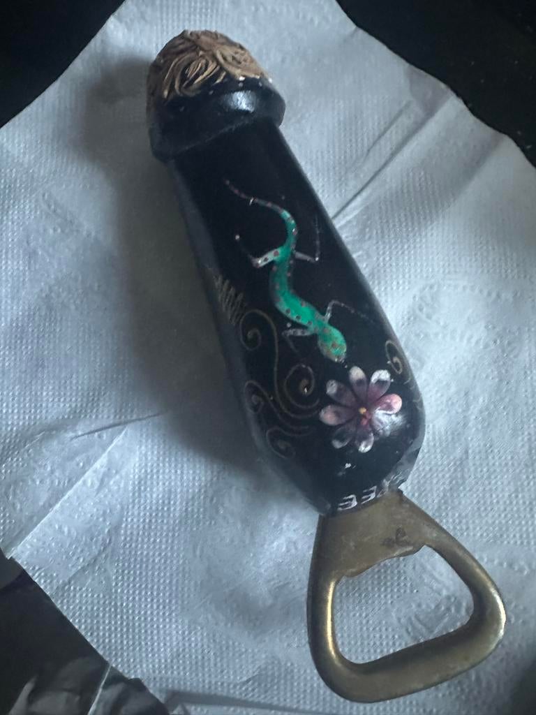Unieke Flesopener in de vorm van een Piemel met Hagedisdecor, Ophalen of Verzenden