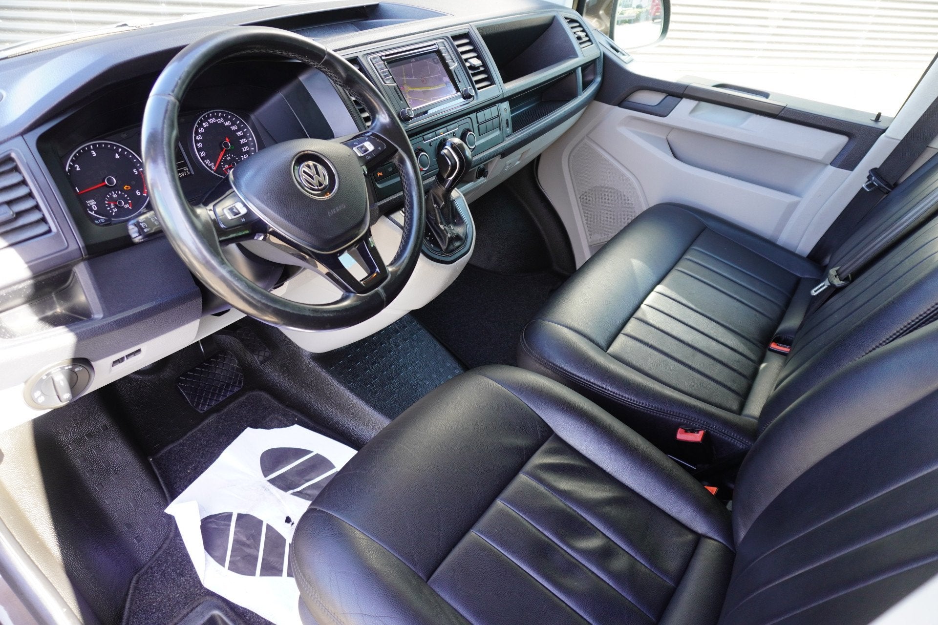 Volkswagen Transporter 140pk Automaat L2H1 2x Schuifdeur Cru, Auto's, Euro 5, Gebruikt, Zwart, 4 cilinders