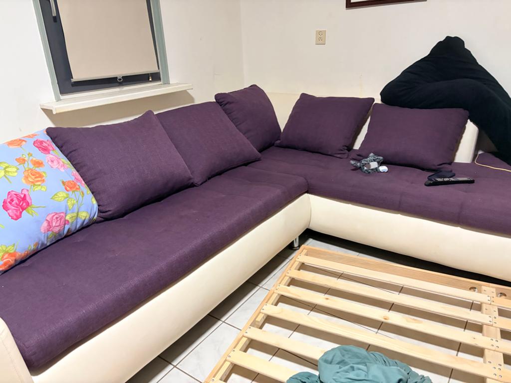 Comfortabele paarse hoekbank - Zo goed als nieuw, Huis en Inrichting, Banken | Bankstellen, 250 tot 300 cm, 100 tot 125 cm, Hoekbank