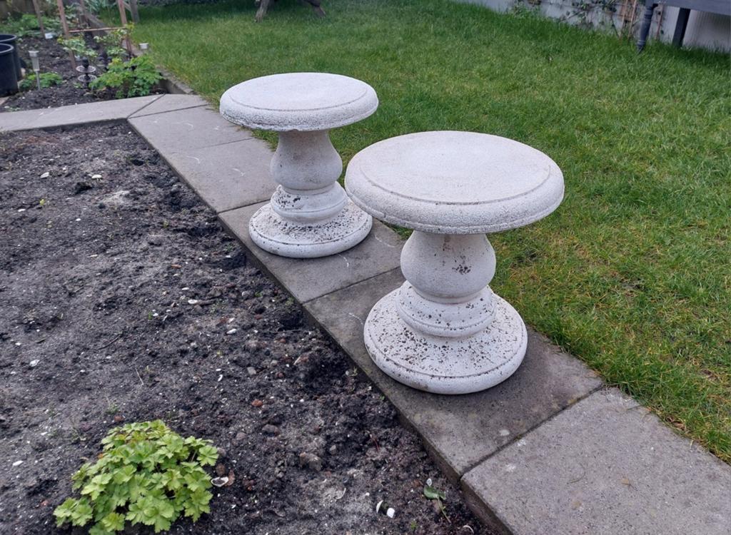 2x betonnen krukje / voetenbankje/ sierornament/pilaar, Huis en Inrichting, Woonaccessoires | Zuilen en Pilaren, Ophalen, Gebruikt
