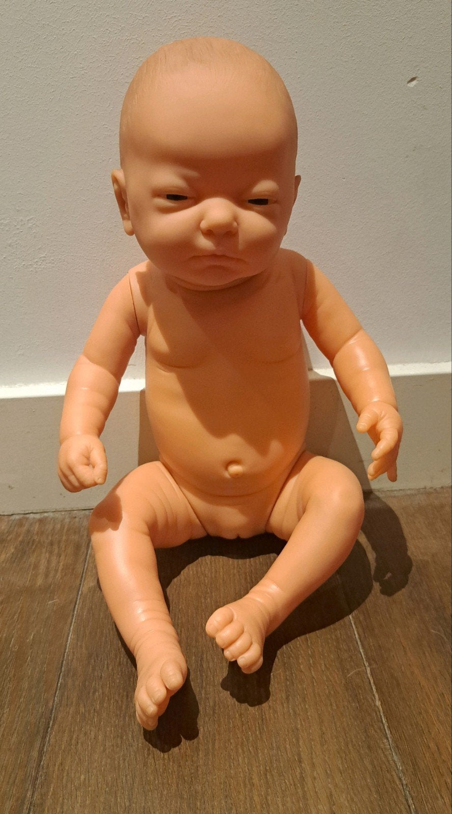 Levensechte Volvinyl Babypop Meisje - The Doll Factory, Ophalen of Verzenden, Zo goed als nieuw, Babypop