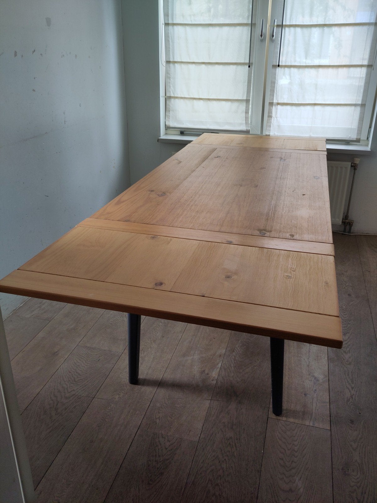 Uitschuifbare eettafel van grenenhout