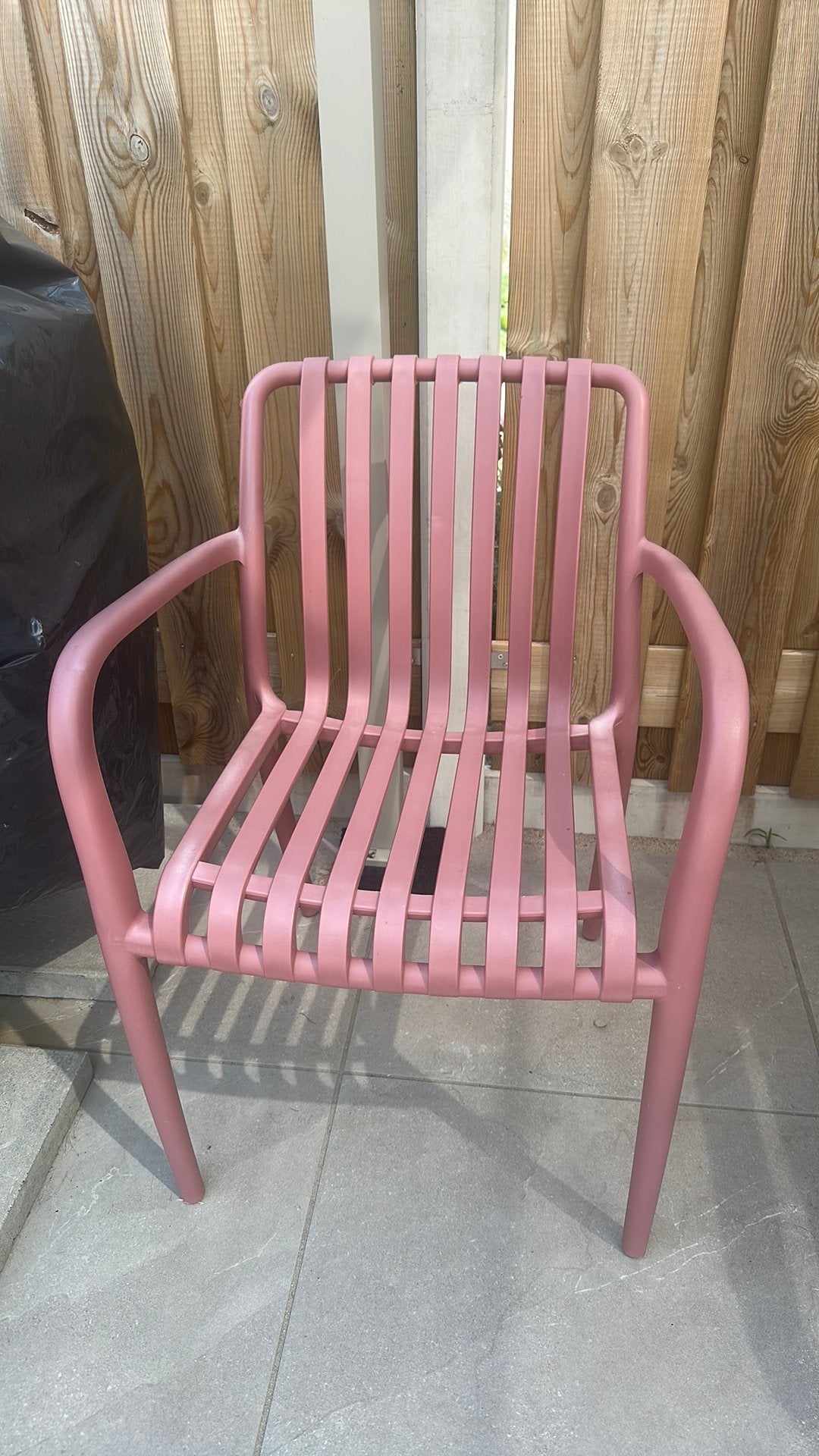 Mooie plastic roze tuinstoel, Ophalen, Zo goed als nieuw