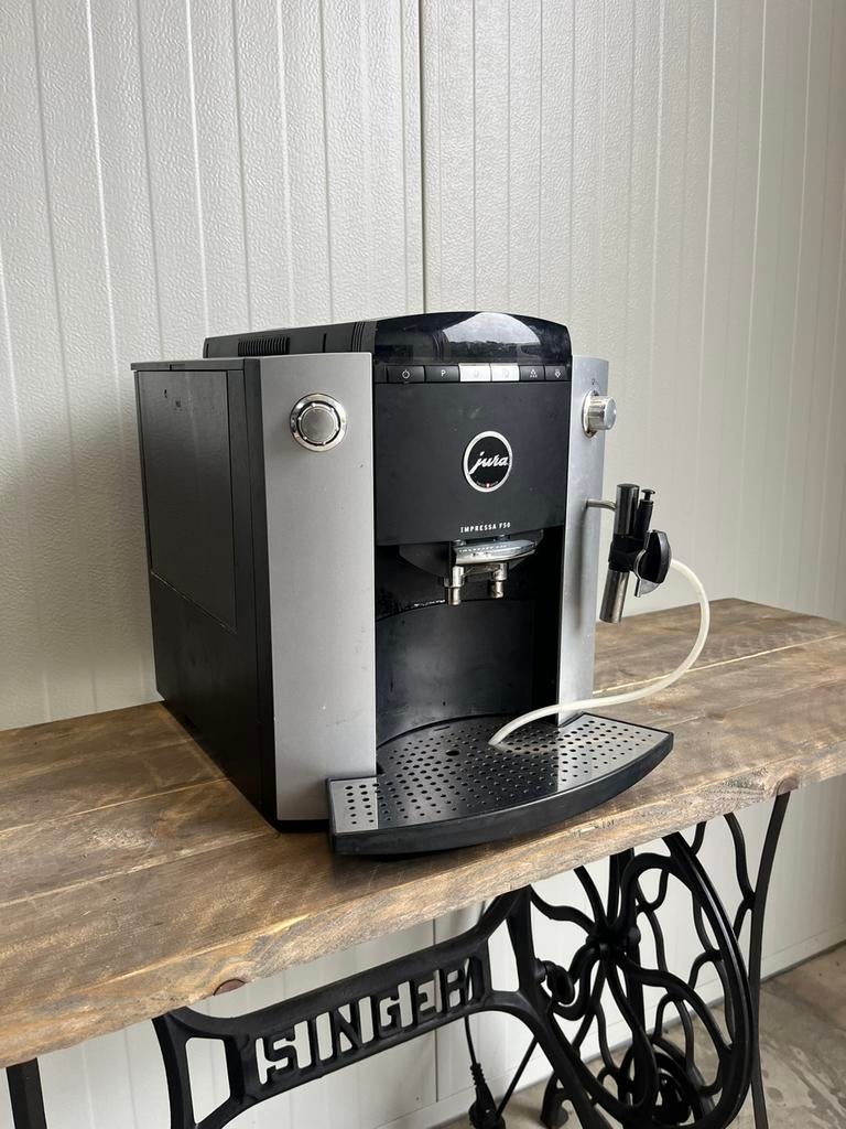 Jura Impressa F50, Ophalen, 10 kopjes of meer, Koffiemachine, Zo goed als nieuw