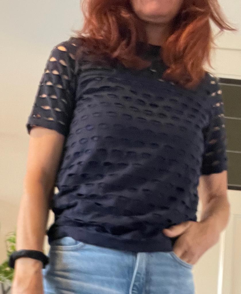 Mooi blauw Tshirt met gaatjes, Friday CKS, Kleding | Dames, T-shirts, Ophalen of Verzenden, Zo goed als nieuw, Blauw, Korte mouw