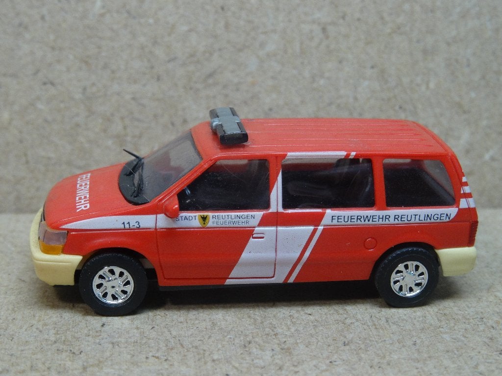 BUSCH 1/87, CHRYSLER Voyager Feuerwehr REUTLINGEN Zie Foto`s, Ophalen of Verzenden, Zo goed als nieuw, Auto, Overige merken